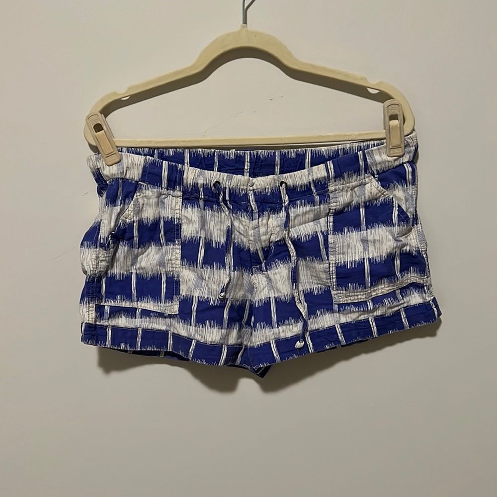 Blue/white pattern shorts  